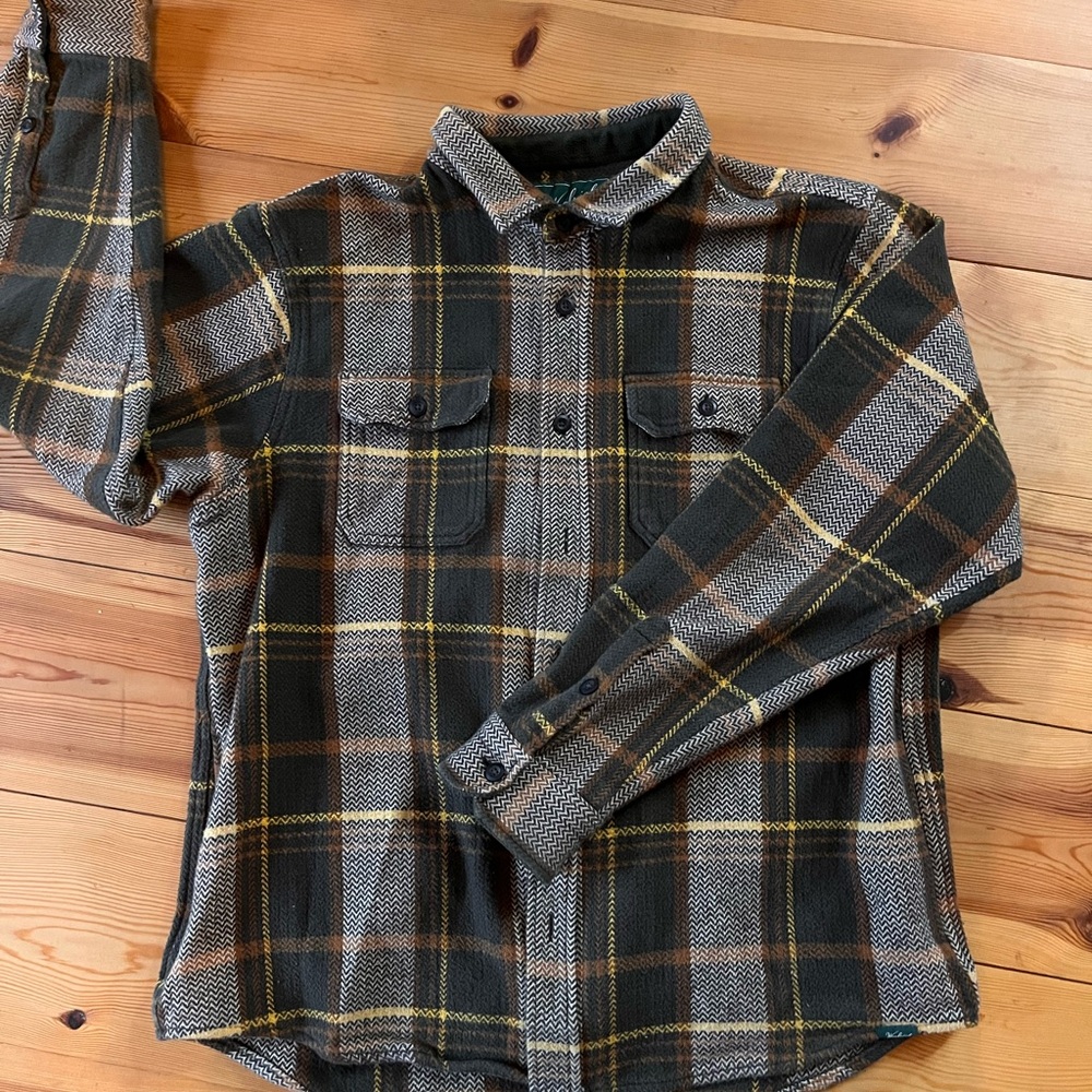 Classic Woolrich Plaid Button-Down thick flannel shirt/ jacshirt